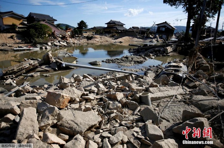 西日本豪雨被災地で猛暑、復興作業の妨げに