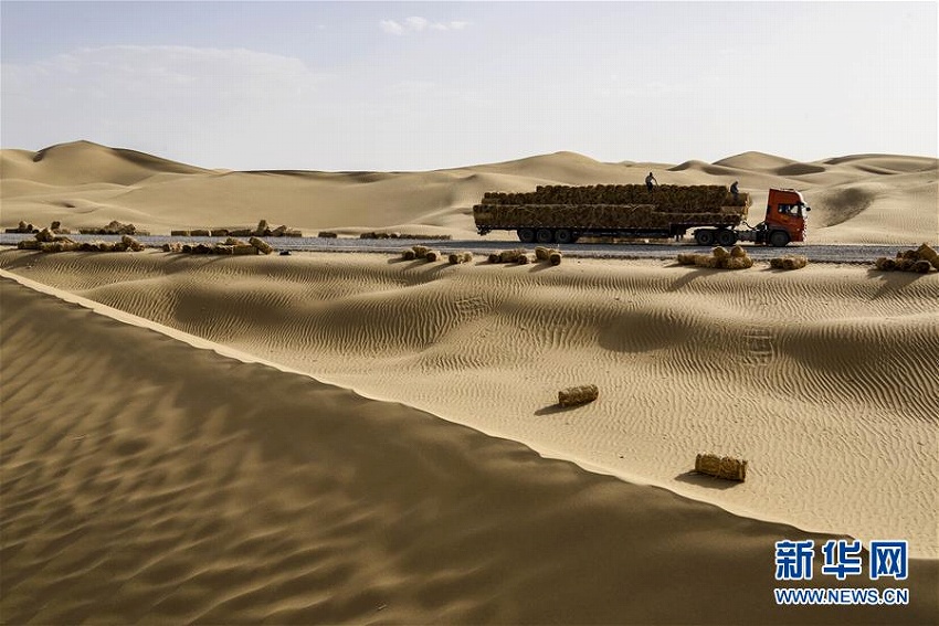 タクラマカン砂漠を貫く3本目の公道の敷設工事が進行中　新疆