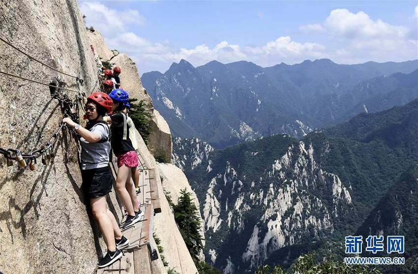チャレンジャーたちが挑む断崖絶壁の華山長空桟道　陝西省
