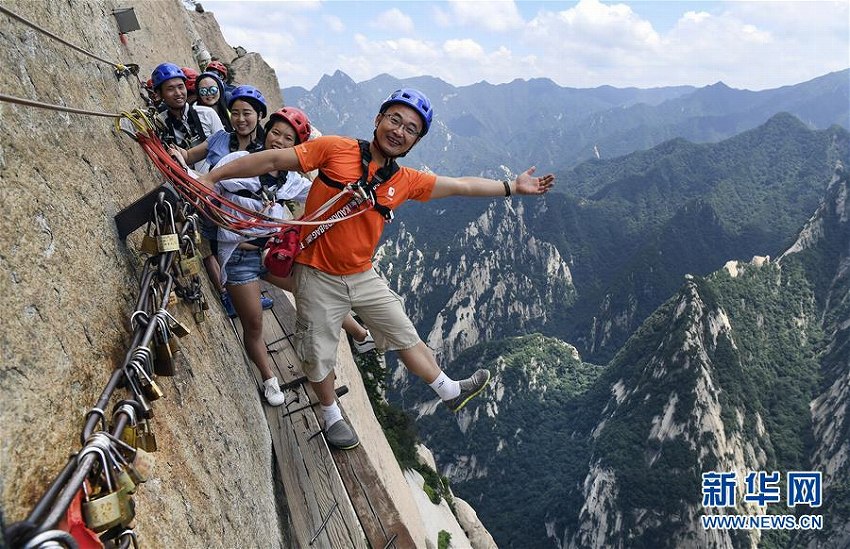 チャレンジャーたちが挑む断崖絶壁の華山長空桟道　陝西省
