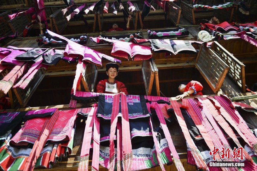 竜勝各族自治県で年に1度の伝統行事「晒衣節」開催　広西壮族自治