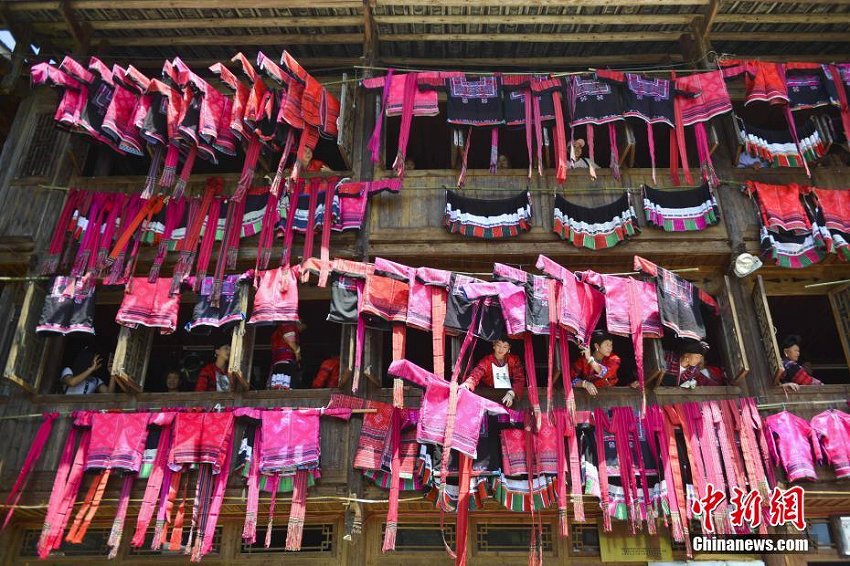 竜勝各族自治県で年に1度の伝統行事「晒衣節」開催　広西壮族自治