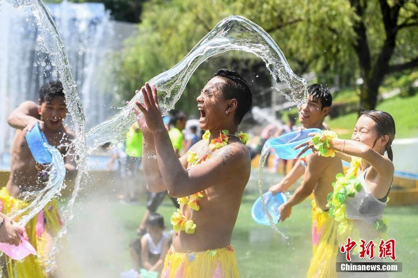 湖南省で連日の猛暑日、水かけイベントで涼を取る市民たち