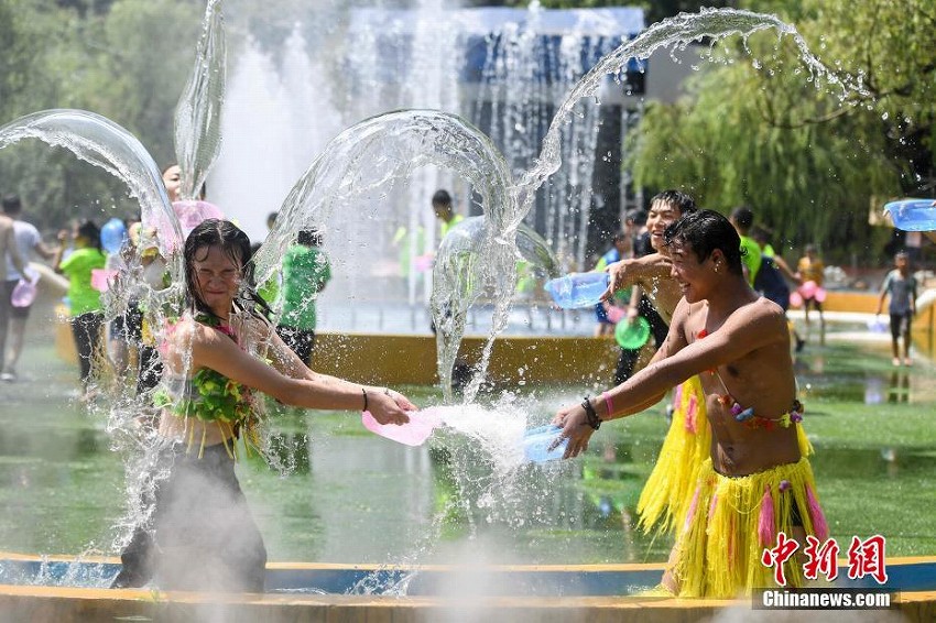 湖南省で連日の猛暑日、水かけイベントで涼を取る市民たち