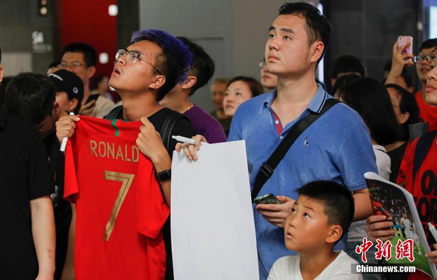 クリスティアーノ・ロナウドが北京訪問　出待ちをするファンたちと対面