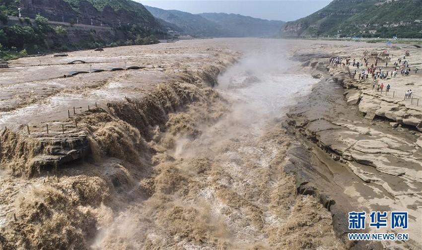 迫力ある滝の絶景　雨量増加で増水した黄河壺口瀑布群