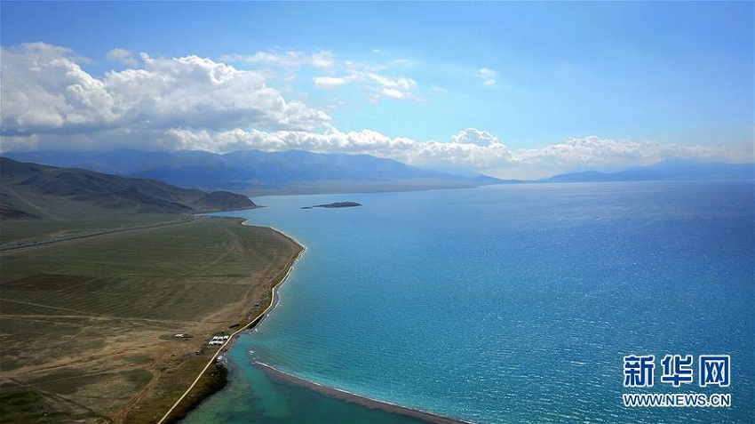 澄み切った青い水　新疆のサリム湖の美しい風景