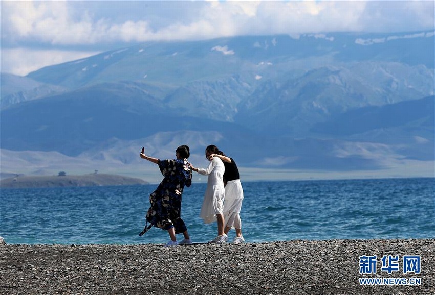 澄み切った青い水　新疆のサリム湖の美しい風景