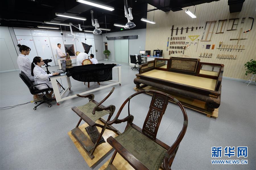 展示ホール文化財修復室で作業する文化財修復士（7月19日、撮影・李一博）。
