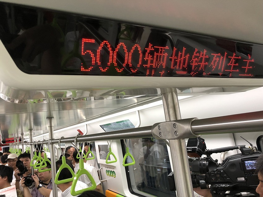 上海地下鉄第5千両目の列車が登場　車両には充電口が完備