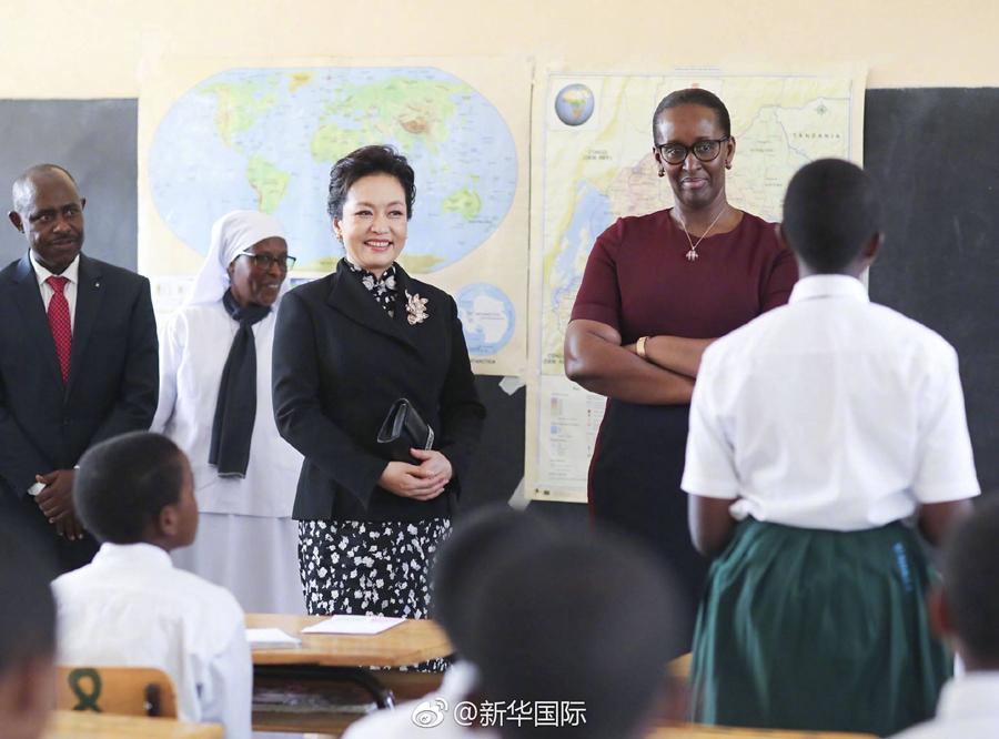 彭麗媛夫人がルワンダの女子中学校を訪問