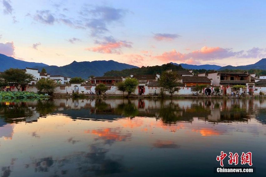 見事な美しさを見せる風景　色とりどりの夕焼けに染まる安徽省皖南宏村