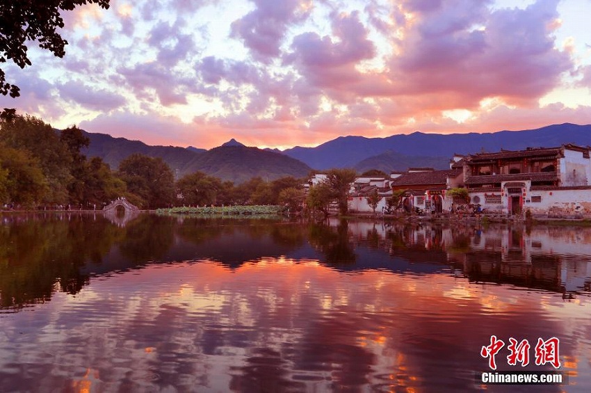 見事な美しさを見せる風景　色とりどりの夕焼けに染まる安徽省皖南宏村