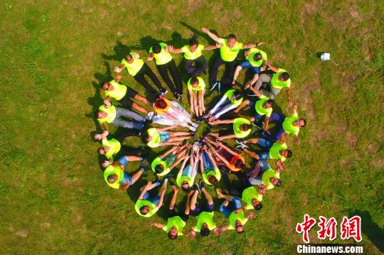 創意あふれる同窓会の集合写真、協力して「花びら」を形作る　湖北省