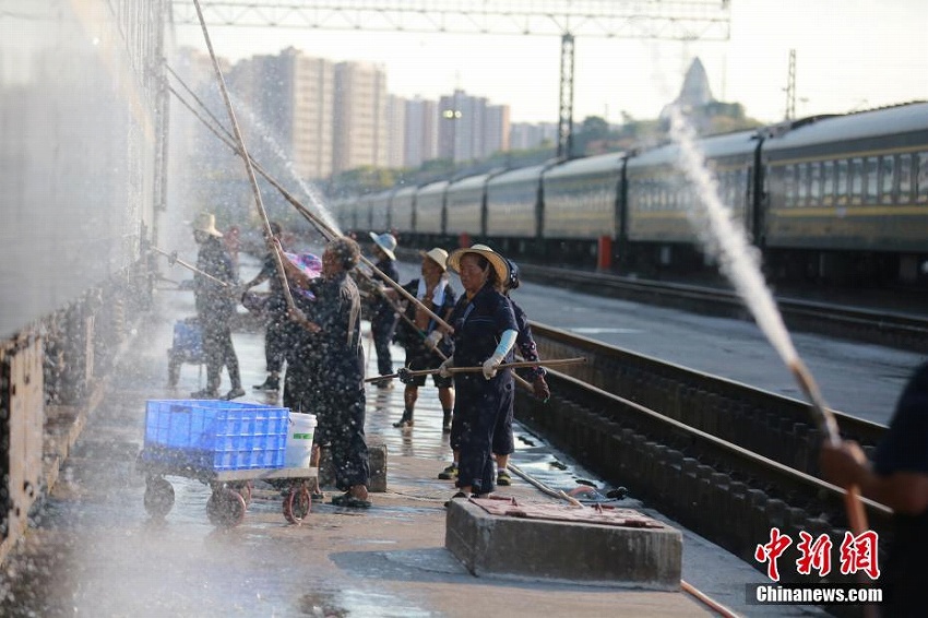 猛暑の重慶市、必死に働く鉄道作業員