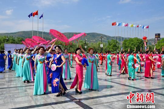 平涼市で千人のパフォーマーたちによるチャイナドレス・ショー　甘粛省