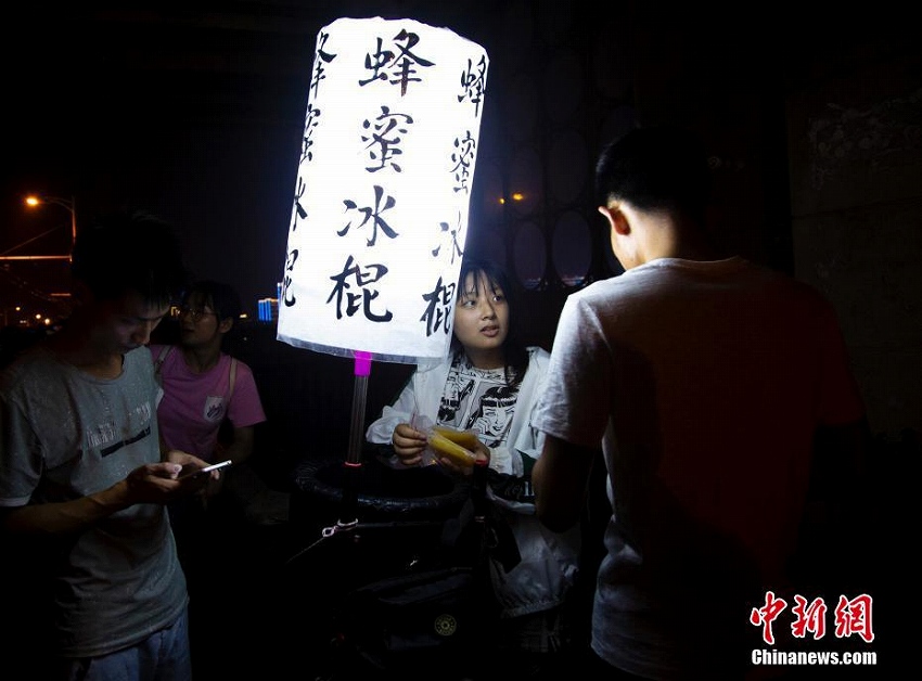 猛暑の中、アイスを販売して学費を稼ぐ18歳の少女　湖北省