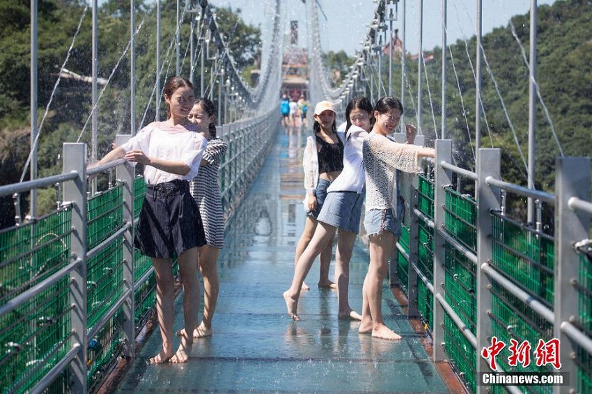 安徽省蕪湖市の馬仁奇峰景勝地で真夏の納涼セットが登場
