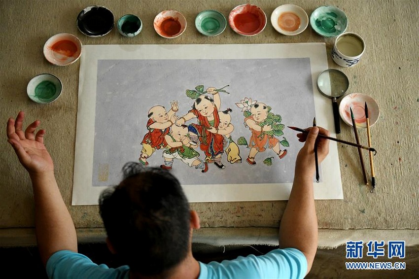 河北省石家荘市の民間画家　中国の伝統壁画を広める