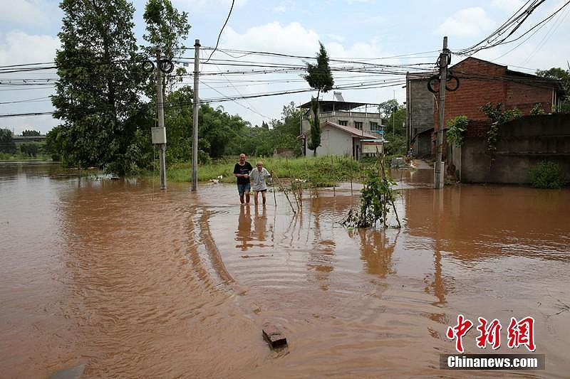 四川省内江市で暴風雨被害　被災地は無残な姿に