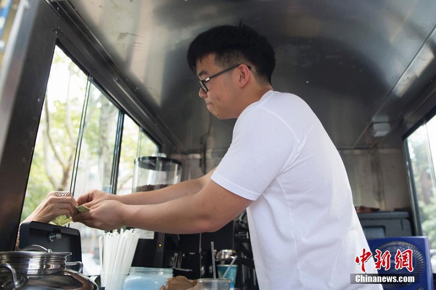 米国で華人経営のキッチンカー　タバコの吸い殻10本でコーヒーと交換