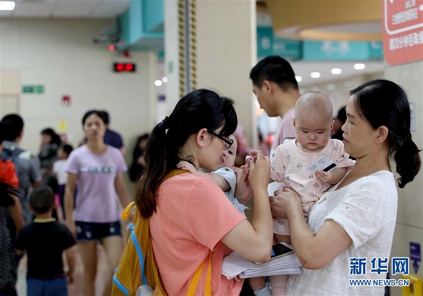 上海で続く猛暑日　小児科病院に患者が押し寄せる