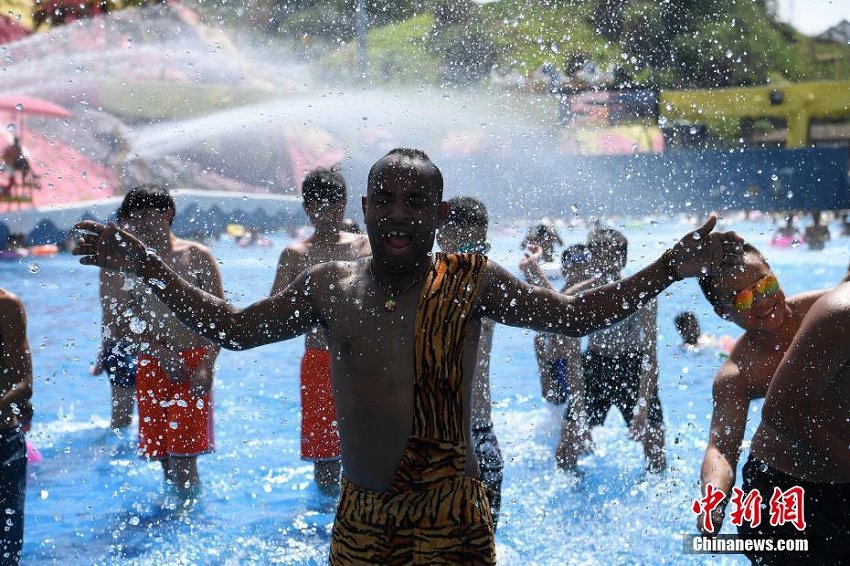 重慶市で勤続11年のアフリカ人青年、25日間の猛暑休暇を取得