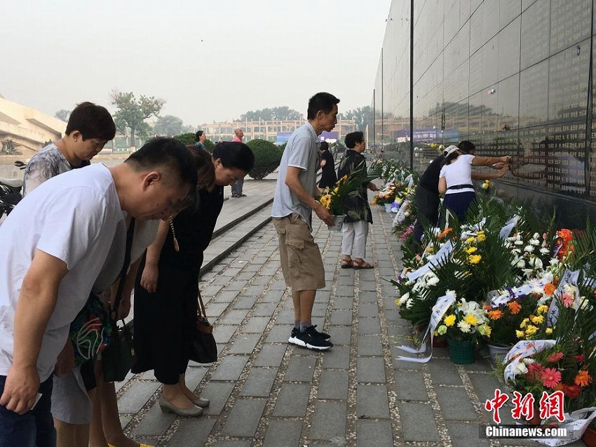 唐山大地震から42年　追悼に訪れる人々