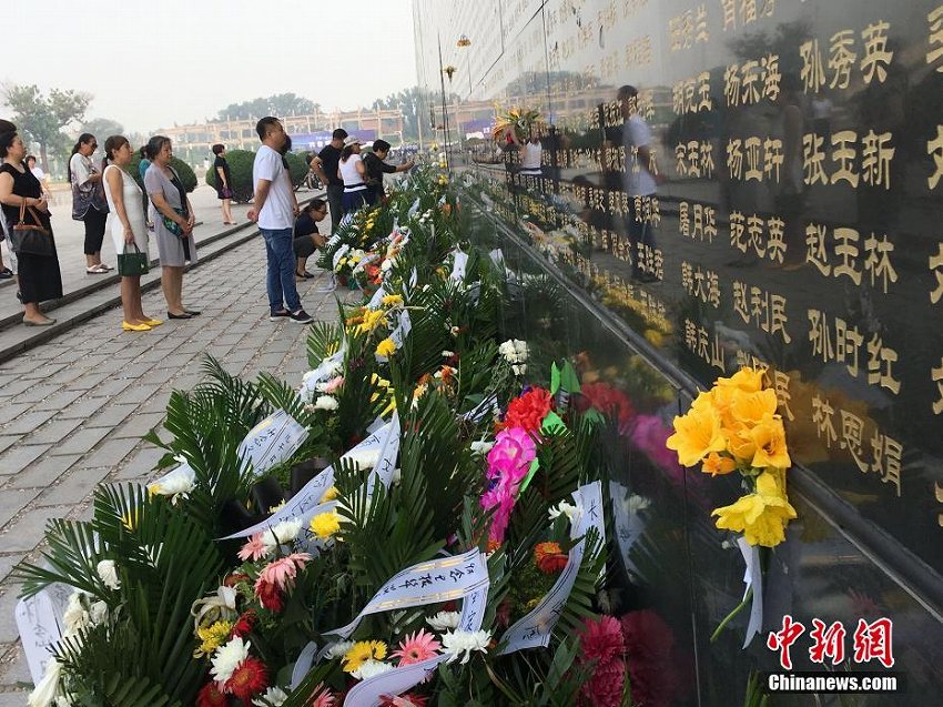 唐山大地震から42年　追悼に訪れる人々
