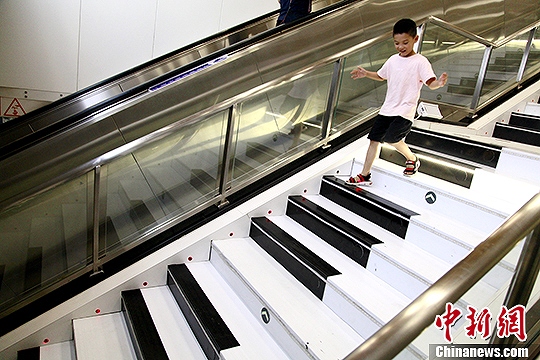 ピアノの鍵盤をモチーフとした階段が西安地下鉄に登場