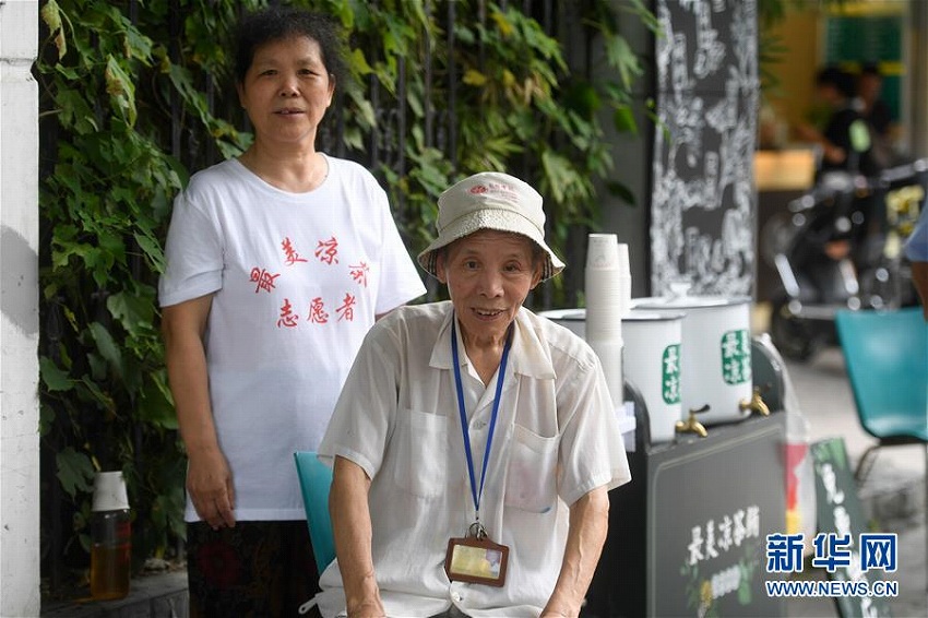 杭州市で41年間続く三伏天に営業する無料涼茶屋台