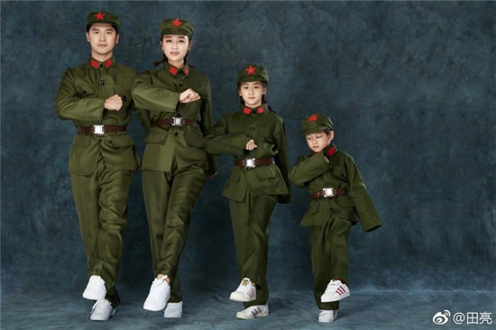元飛込選手の田亮、建軍節祝って家族全員の軍服写真投稿
