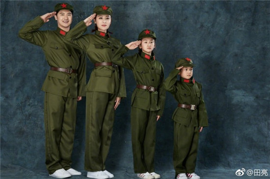 元飛込選手の田亮、建軍節祝って家族全員の軍服写真投稿