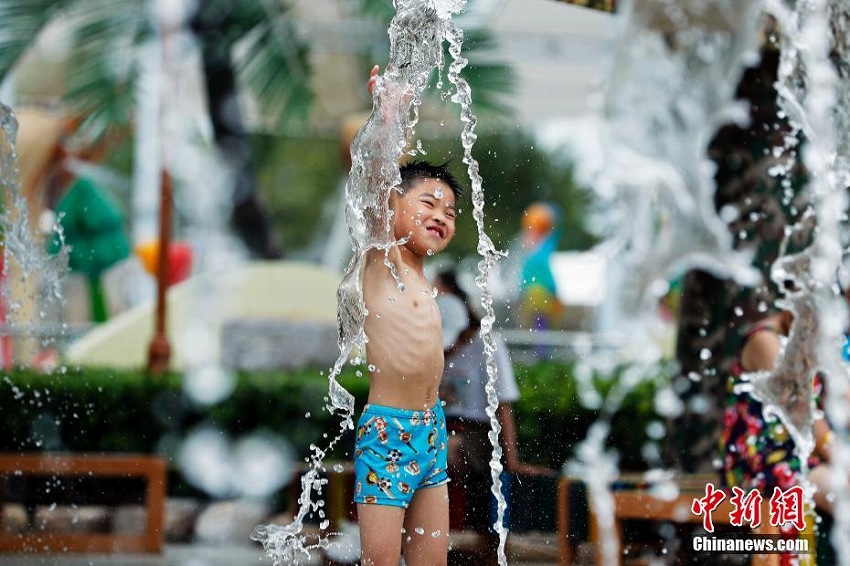 上海市で耐えがたい猛暑、水遊びで涼を取る市民たち