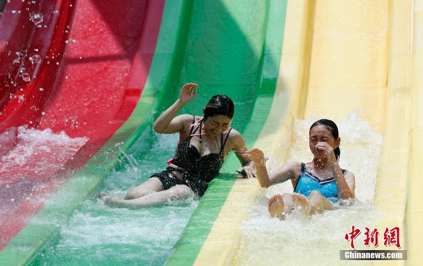 上海市で耐えがたい猛暑、水遊びで涼を取る市民たち