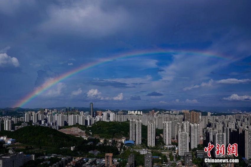 貴陽市の上空に美しい虹が現れる　貴州省