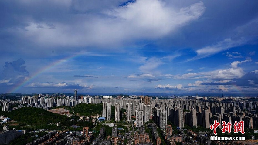 貴陽市の上空に美しい虹が現れる　貴州省