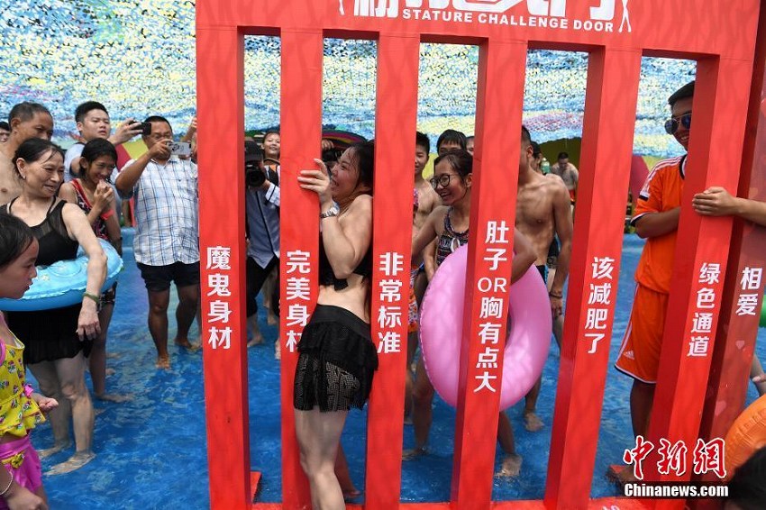 重慶市洋人街水上楽園でスタイルを競い合うコンテスト開催