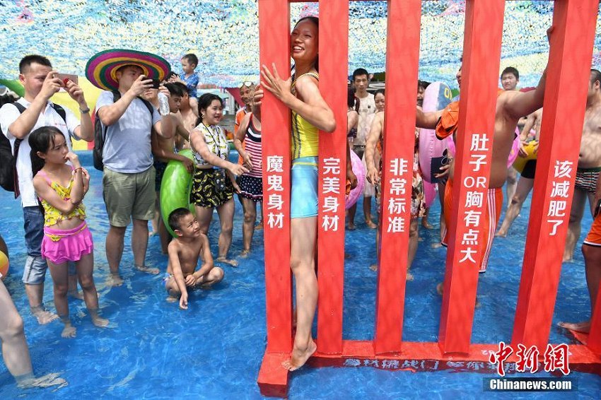 重慶市洋人街水上楽園でスタイルを競い合うコンテスト開催