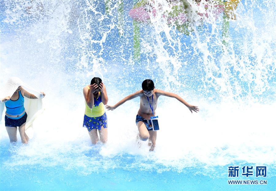 広西チワン族自治区柳州市、猛暑で水遊びが人気