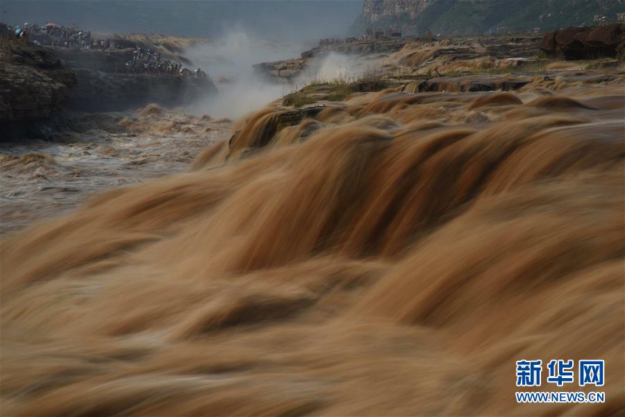 黄河壺口瀑布の水かさが増し壮大な景色に