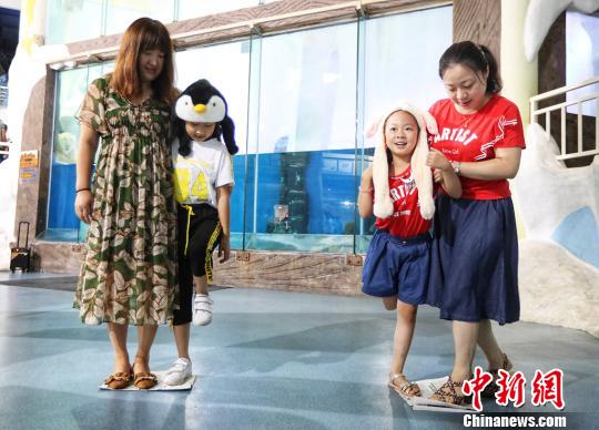 南京の水族館「海底世界」、ホッキョクグマの暑さ対策に冷えたスイカなど