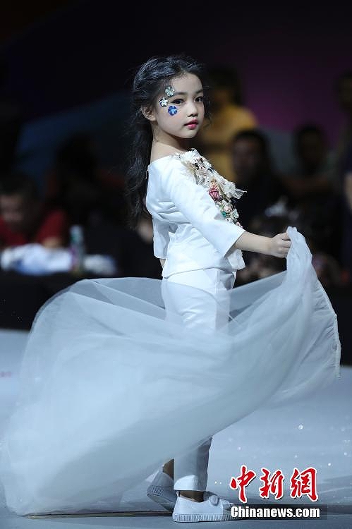 100人以上の子供たちがステージに　重慶市でキッズモデルコンテスト