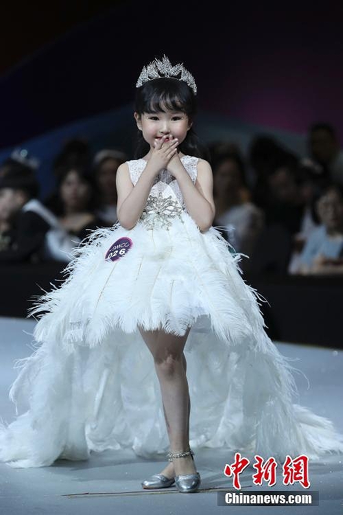 100人以上の子供たちがステージに　重慶市でキッズモデルコンテスト
