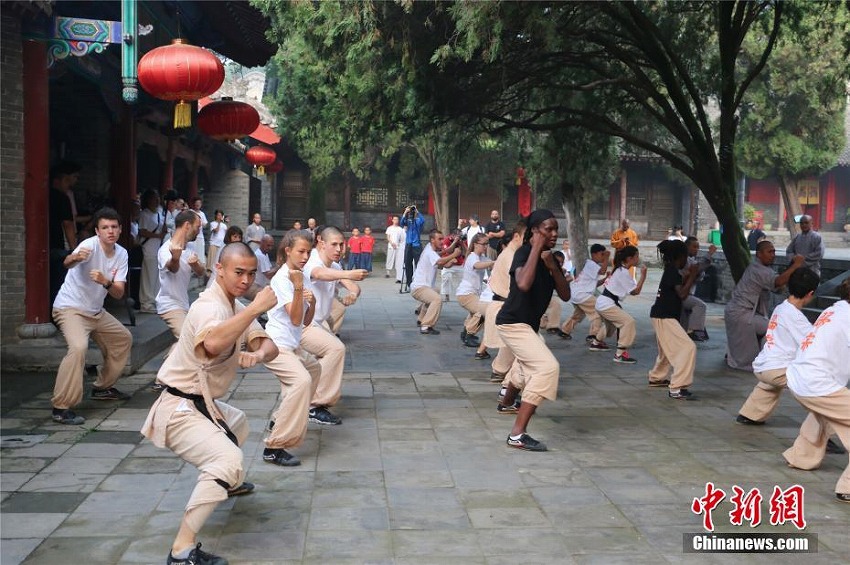 伝統少林拳や太極拳などを披露し、修行僧たちから指導を受ける海外の弟子たち（8月4日、撮影・岳龍）。