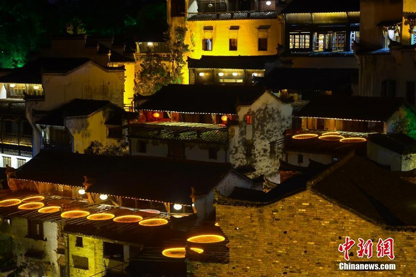 100メートルにわたり宴席並べる「長街宴」で観光客をおもてなし　江西省