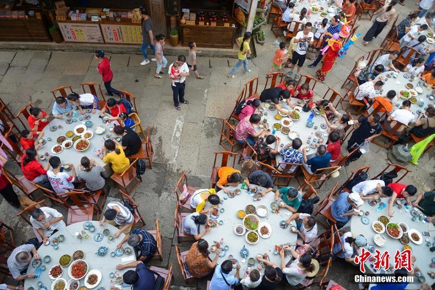 100メートルにわたり宴席並べる「長街宴」で観光客をおもてなし　江西省