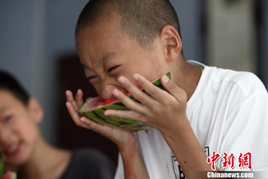 スイカを食べて「立秋」祝う子供たち　江蘇省