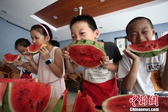スイカを食べて「立秋」祝う子供たち　江蘇省
