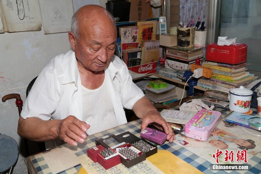 甘粛省の80代男性が米粒に「三字経」刻む